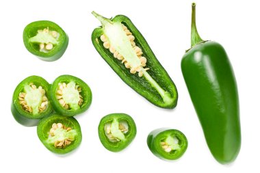 Dilimlenmiş jalapeno biberleri beyaz arka planda izole edilmiş. Yeşil biber. Capsicum Annuum. en üstteki görünüm