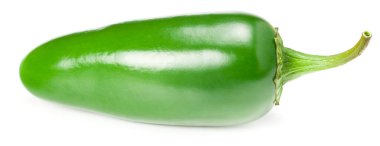 Jalapeno biberleri beyaz arka planda izole edilmiş. Yeşil biber. Capsicum yıllık