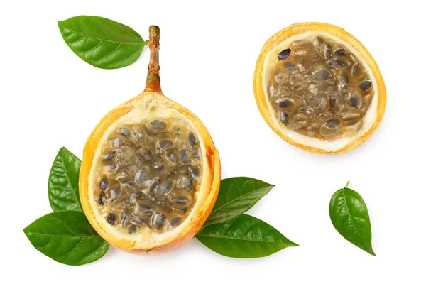 Granadilla Желтый Маракуйя Фрукты Зелеными Листьями Изолированы Белом Фоне Экзотические — стоковое фото