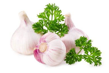 Beyaz arka planda izole edilmiş sarımsak. tam alan derinliği