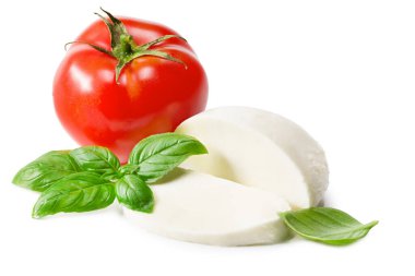 Beyaz arkaplanda domates ve fesleğenli Mozzarella peyniri.