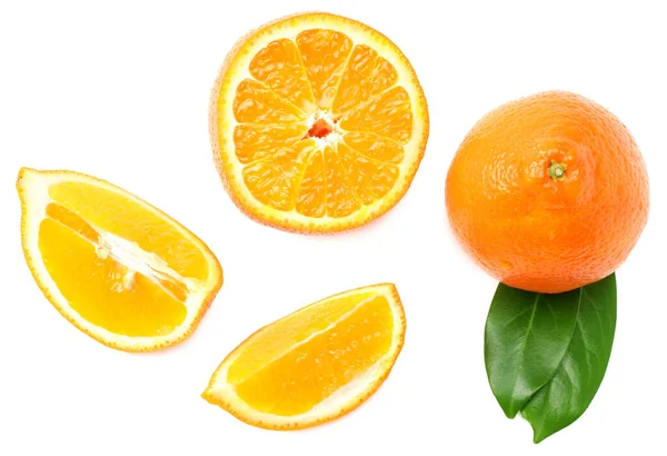 切碎的橙子 绿叶隔离在白色背景顶部视图 — 图库照片