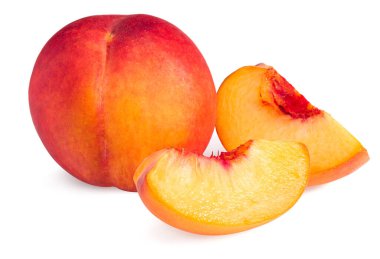 Beyaz arka planda dilimlenmiş şeftali meyvesi. tam alan derinliği