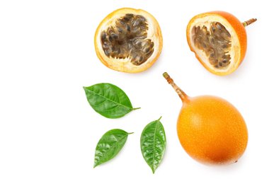 Granadilla ya da yeşil yapraklı sarı çarkıfelek meyvesi, beyaz arka planda. Egzotik meyve. en üstteki görünüm