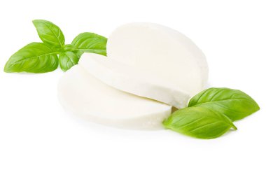 Beyaz arkaplanda yalıtılmış fesleğen yapraklı Mozzarella peyniri