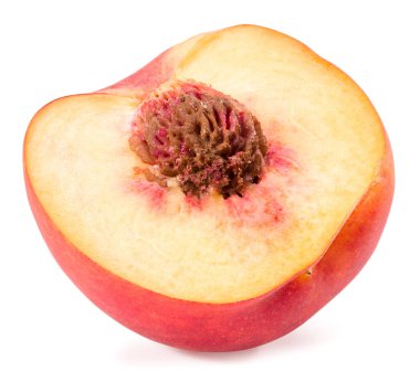 Şeftali meyvesinin yarısı beyaz arka planda izole edilmiş. tam alan derinliği