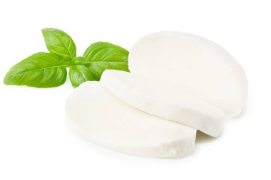 Beyaz arkaplanda yalıtılmış fesleğen yapraklı Mozzarella peyniri