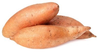 Beyaz arka planda izole edilmiş tatlı patatesler