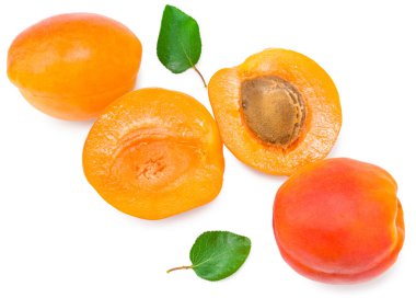 Dilimlenmiş kayısı meyveleri ve beyaz arka planda izole edilmiş yeşil yaprak. Üst Manzara. düz yat