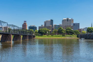 Harrisburg Pennsylvania'dan Susquehanna nehrin karşısındaki Şehir Adası manzarası
