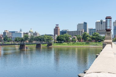 Harrisburg Pennsylvania'dan Susquehanna nehrin karşısındaki Şehir Adası manzarası
