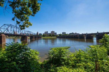Harrisburg Pennsylvania'dan Susquehanna nehrin karşısındaki Şehir Adası manzarası