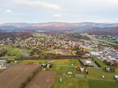 Elkton, Virginia dağlarda uzak mesafe ile Shenandoah Vadisi küçük şehrin hava