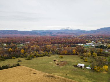 Elkton, Virginia dağlarda uzak mesafe ile Shenandoah Vadisi küçük şehrin hava
