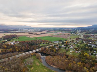 Elkton, Virginia dağlarda uzak mesafe ile Shenandoah Vadisi küçük şehrin hava