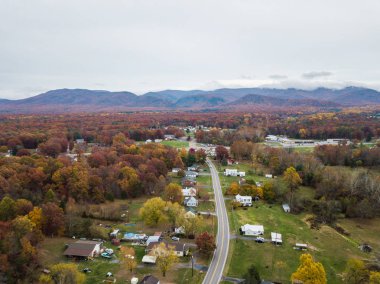 Elkton, Virginia dağlarda uzak mesafe ile Shenandoah Vadisi küçük şehrin hava