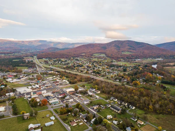Antenn Den Lilla Staden Elkton Virginia Shenandoah Valley Med Berg — Stockfoto
