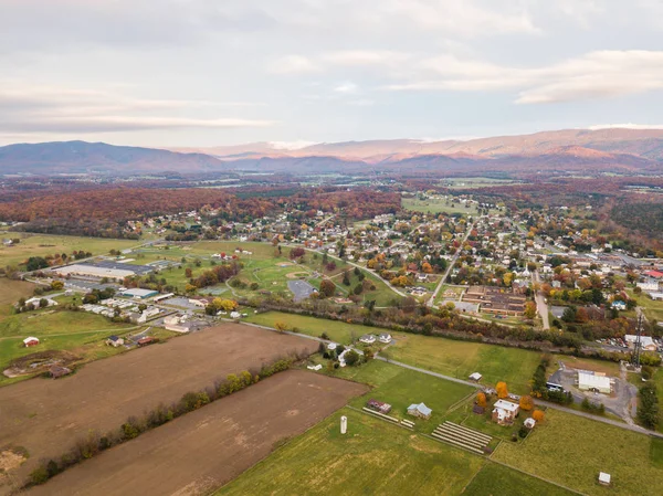 Antena Miasteczka Elkton Virginia Dolinie Shenandoah Góry Odległości Daleko — Zdjęcie stockowe