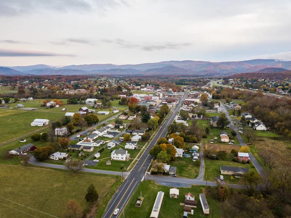 Antena Miasteczka Elkton Virginia Dolinie Shenandoah Góry Odległości Daleko — Zdjęcie stockowe