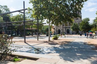 San Fernando Katedrali Nehri yanındaki ana Plaza San Antonio, Teksas'yürümek..