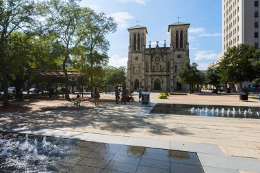 San Fernando Katedrali Nehri yanındaki ana Plaza San Antonio, Teksas'yürümek..