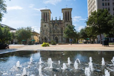 San Fernando Katedrali Nehri yanındaki ana Plaza San Antonio, Teksas'yürümek..