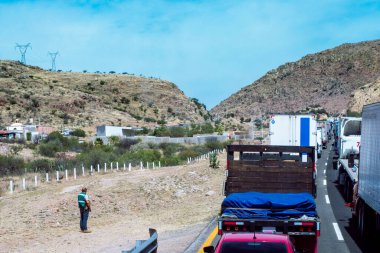 Trafik durduruldu, sürücü sabrı arabaların kurak arazisini durdurdu, Trafico Detenido şefi Paciencia carros detenidos Paisaje Arido 