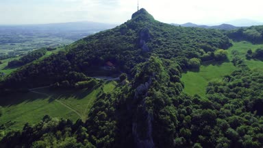 Kalnik dağ sırtı ve eski kale Harabeleri havadan görünümü, Hırvatistan'ın Prigorje bölge