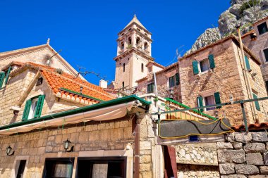 Omis şehir eski taş Akdeniz sokak ve kilise görünümü, Hırvatistan Dalmaçya bölgesinin