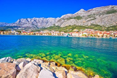 Makarska turkuaz waterfront ve Biokovo dağ manzaralı, Hırvatistan Dalmaçya bölgesinin
