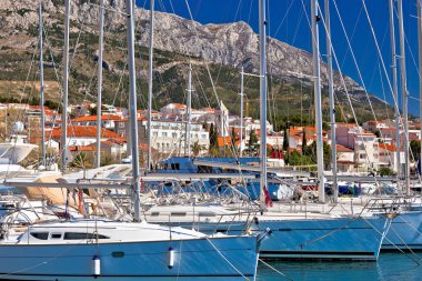 Baska voda waterfront yelken hedef Makarska Riviera, Hırvatistan Dalmaçya bölgesinin