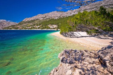 Pastoral plaj Punta Rata Brela görünümünde, Makarska riviera Dalmaçya, Hırvatistan