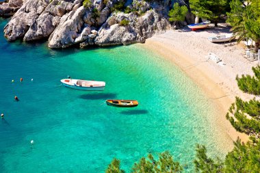 Brela hava manzaralı Idyllic plajı Punta Rata, Hırvatistan 'ın Dalmaçya kentinde Makarska Riviera