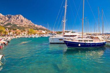 Pastoral yelken sahil Baska Voda görüntülemek, Makarska riviera Dalmaçya, Hırvatistan'ın şehirde
