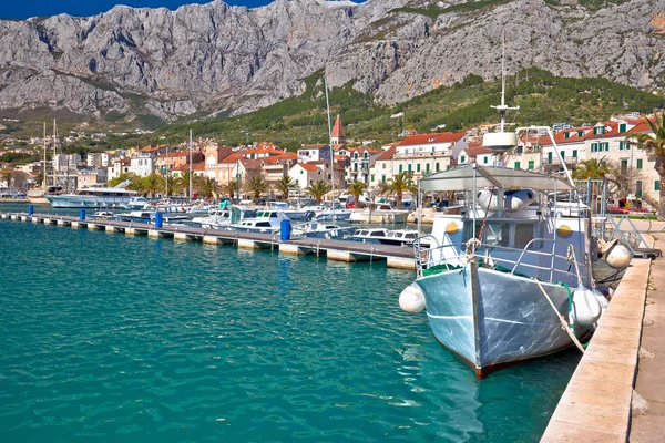 Coloridos Barcos Makarska Frente Mar Bajo Vista Montaña Biokovo Región —  Fotos de Stock