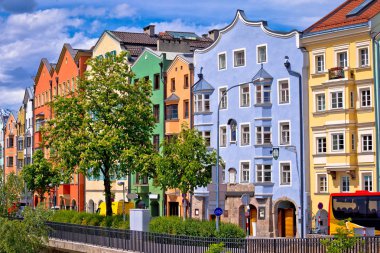 Renkli mimari od Innsbruck riverfront görünümü, Avusturya Tirol bölgesinin şehirde