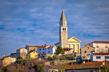 Kasaba Visnjan yeşil Istrian tepe görünümünde, Hırvatistan'ın Istria bölge