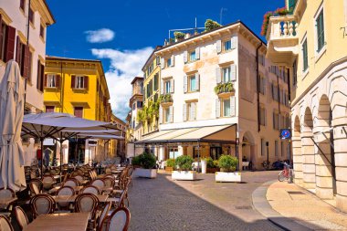 İtalyanca sokak ve kafe görünümünde Verona, İtalya'nın Veneto bölgesi Turizm