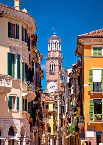 Verona Färgglada Street Och Lamberti Tornutsikt Turistmål Regionen Veneto Italien — Stockfoto