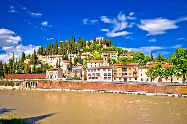 Verona cityscape görünümden Adige Nehri Köprüsü, İtalya'nın Veneto bölgesi
