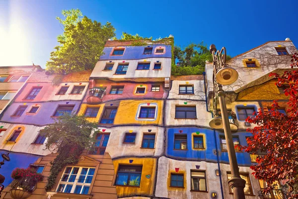Renkli Hundertwasserhaus mimari başkenti Viyana görünümünün od Avusturya