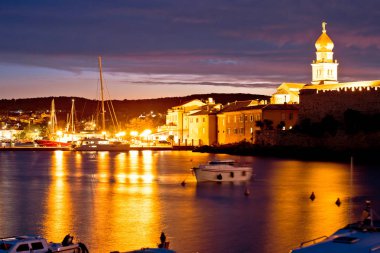 Island Krk kasaba akşam su manzaralı, Hırvatistan Kvarner bölgesi