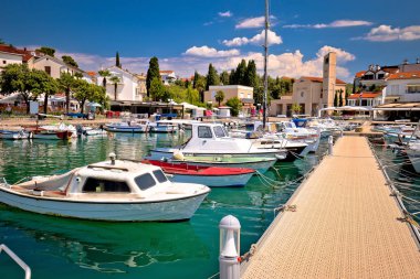 Malinska Town limanı ve waterfront görüntülemek, Krk Island Hırvatistan