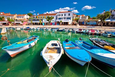 Njivice kasaba turkuaz liman ve waterfront görünümü, Krk Island Hırvatistan