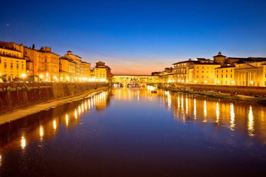 Ponte Vecchio Köprüsü ve Arno Nehri waterfront Tuscany Bölgesi İtalya'nın Floransa akşam görünümünde