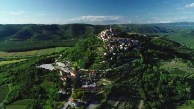 Pastoral hill Motovun şehrin havadan görünümü, Hırvatistan Istria bölgesi