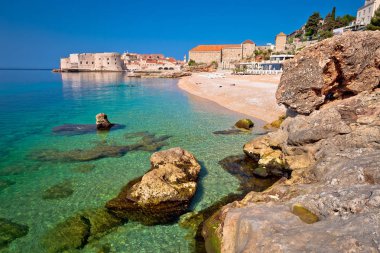 Tarihi Dubrovnik şehri ve Banje plaj manzarası, Hırvatistan Dalmaçya bölgesinin