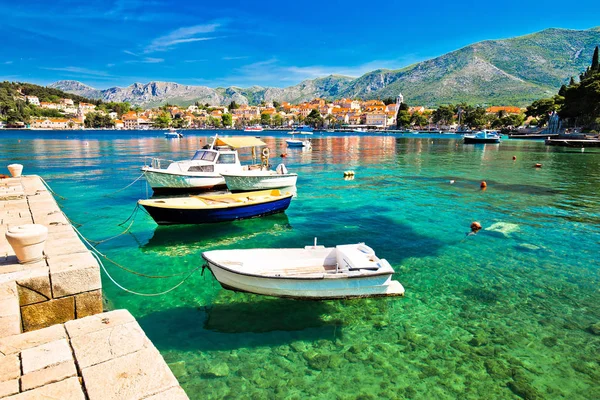 クロアチア南部のダルマチア海岸町ツァヴタットでカラフルなターコイズ ブルーのウォーター フロント — ストック写真