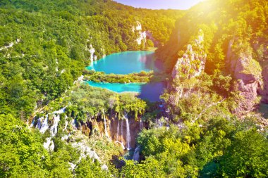 Plitvice Gölleri Milli Parkı güneş sis, cennet şelaleler görüntülemek, panoramik, Hırvatistan