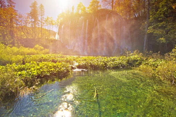 Plitvice Jeziora Parku Narodowego Wielki Watefrall Rozpryskiwania Słońce Haze Chorwacja — Zdjęcie stockowe